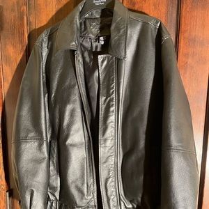 Vintage Men’s black leather jacket. Sz Large good pre owned condition